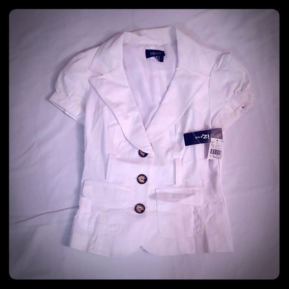 White short sleve blazer with brown buttons